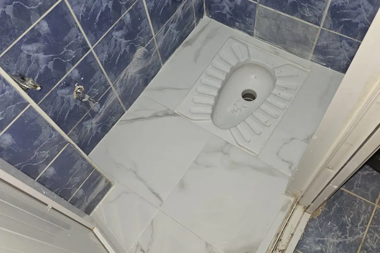 Islak hacimde yenilenen duş zemini ve gider noktası