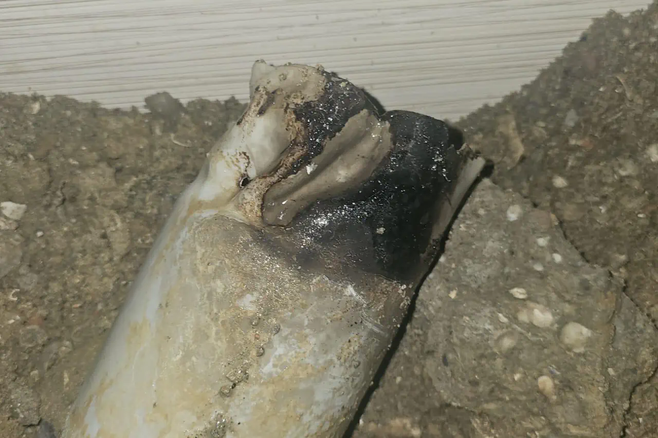 Tesisat borusunun hasarlı bölümünün yakın görünümü