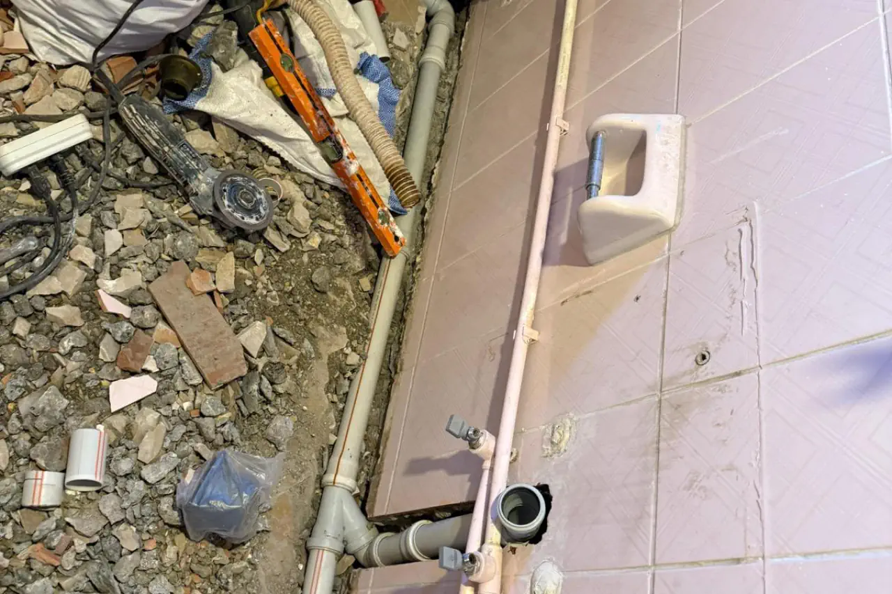Banyo zemininde erişilen su ve gider borusu güzergâhı