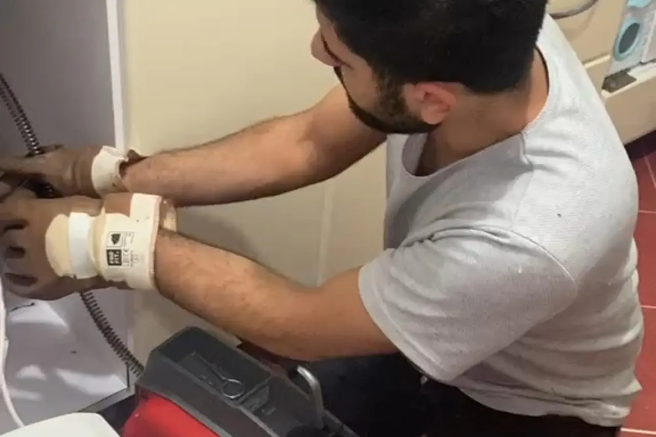 Mekanik spiral gider açma cihazını kullanan teknisyen